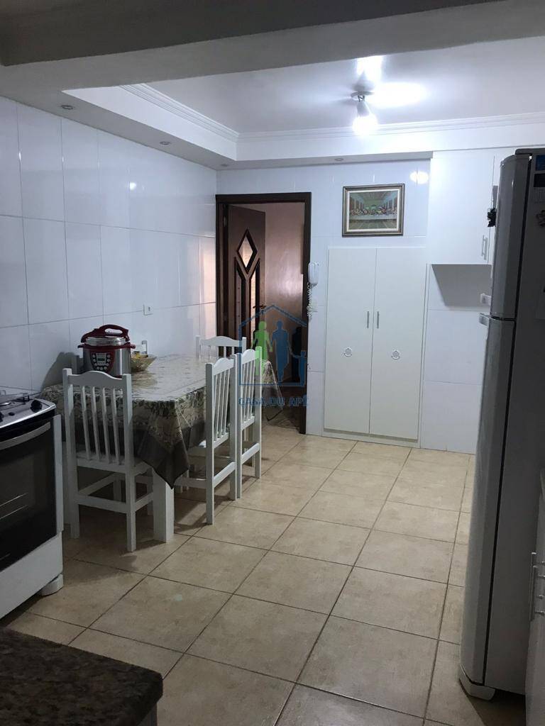 Casa à venda com 4 quartos, 210m² - Foto 4